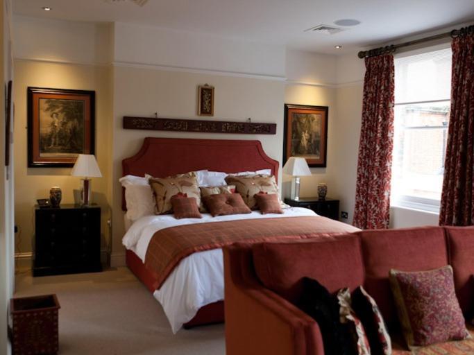 Bed and Breakfast Gilbey'S Bar, Restaurant & Townhouse Виндзор Экстерьер фото